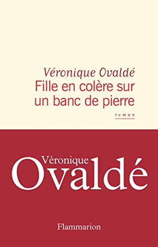 Fille en colÃ¨re sur un banc de pierre